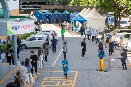 People line up to get tests for the new coronavirus at a health center in Gyeonggi Province, outside of Seoul, on May 13, 2020, in this photo provided by the Gyeonggi provincial government. (PHOTO NOT FOR SALE) (Yonhap)
