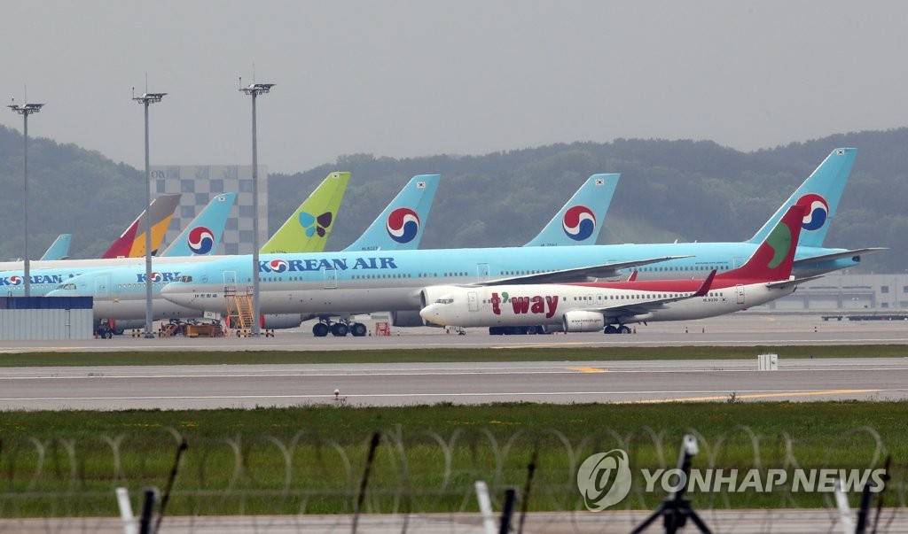 La fotografía, tomada el 15 de mayo de 2020, muestra unos aviones en tierra en el Aeropuerto Internacional de Incheon, al oeste de Seúl. 