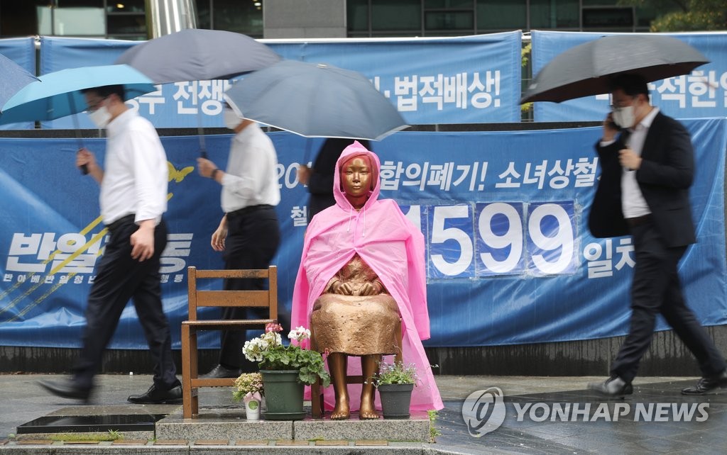 ソウルの日本大使館前に設置された、慰安婦被害者を象徴する少女像＝（聯合ニュース）