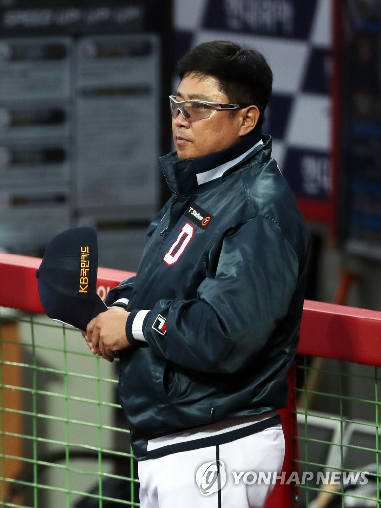 In this file photo from May 15, 2020, Doosan Bears' manager Kim Tae-hyoung stands for the national anthem before the start of a Korea Baseball Organization regular season game against the Kia Tigers at Gwangju-Kia Champions Field in Gwangju, 330 kilometers south of Seoul. (Yonhap)