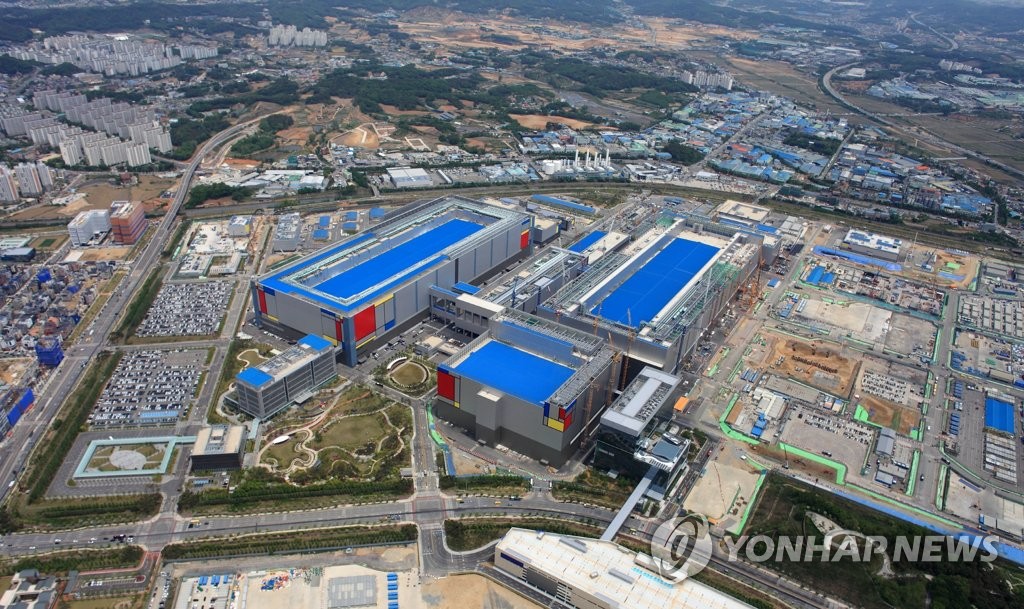 This photo provided by Samsung Electronics Co. on May 21, 2020, shows the company's chip plant in Pyeongtaek, south of Seoul. (Yonhap)