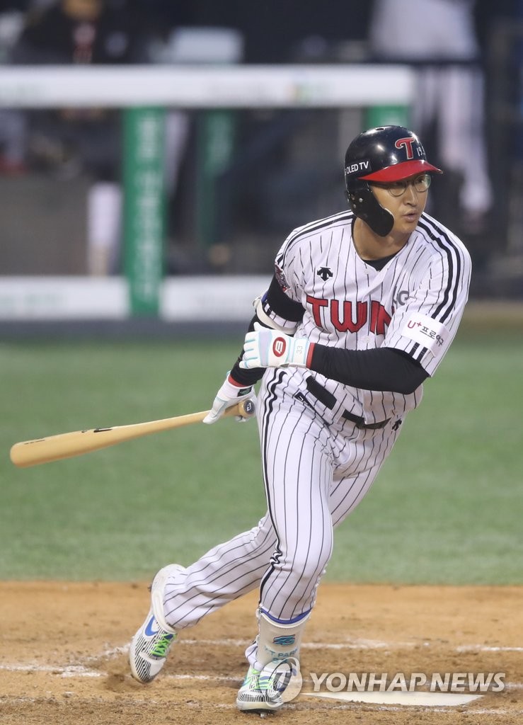 In this file photo from May 22, 2020, Park Yong-taik of the LG Twins heads to first after hitting a double against the KT Wiz in a Korea Baseball Organization regular season game at Jamsil Baseball Stadium in Seoul. (Yonhap)