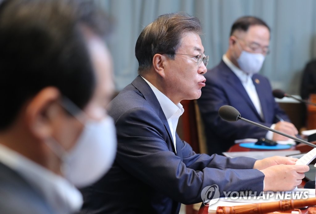 (LEAD) Schools are key to success of 'everyday life quarantine,' Moon says