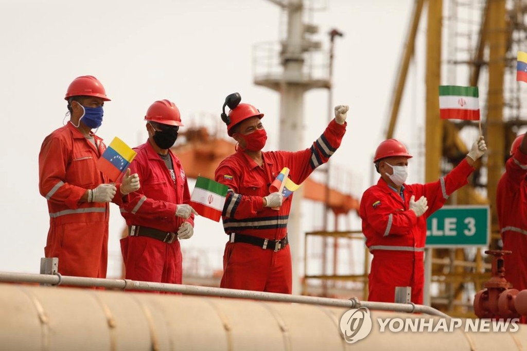 이란 유조선 환영하는 베네수엘라 국영석유회사 근로자들(자료사진)