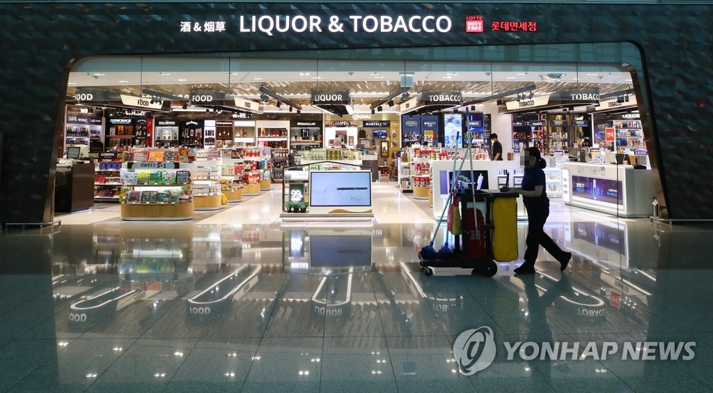 This photo taken on May 27, 2020 shows a duty-free shop at Incheon International Airport in Incheon, just west of Seoul, amid the new coronavirus outbreak. (Yonhap)
