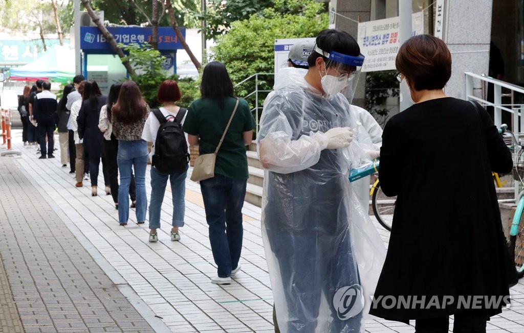 Citizens line up at a makeshift clinic in Bucheon, west of Seoul, on May 28, 2020. (Yonhap)