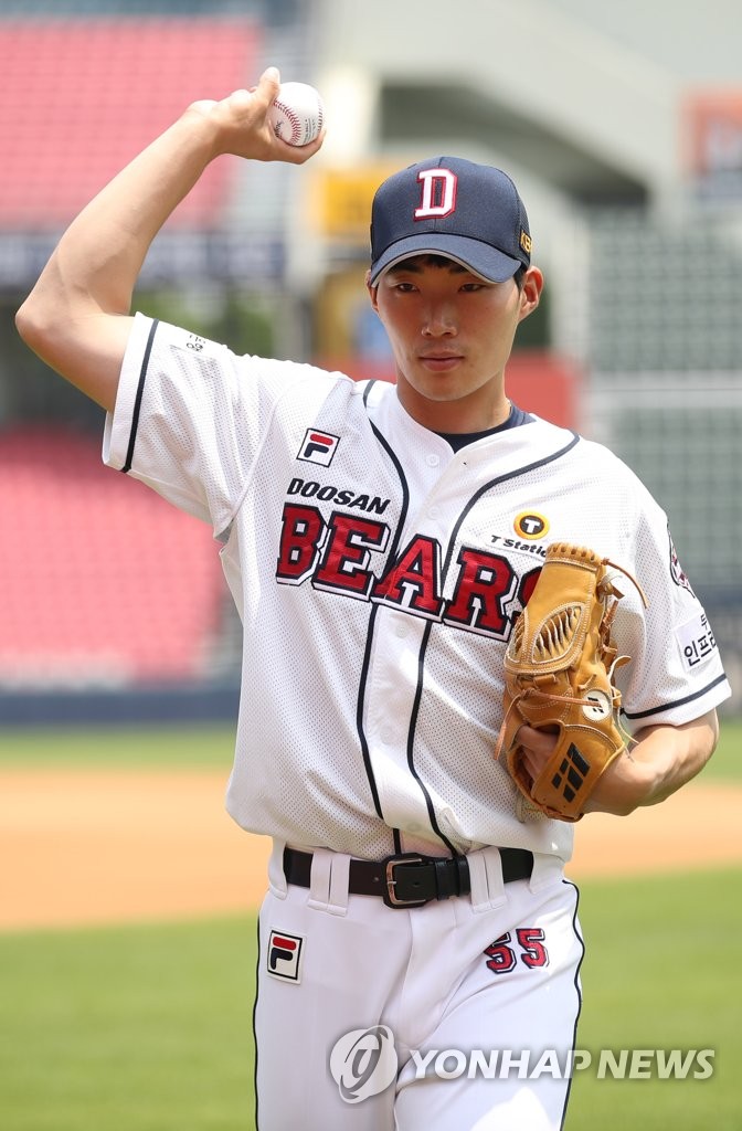 Lee Seung-jin of the Doosan Bears poses for photos at Jamsil Baseball Stadium in Seoul on May 31, 2020, a day after getting traded to the Bears by the SK Wyverns. (Yonhap)