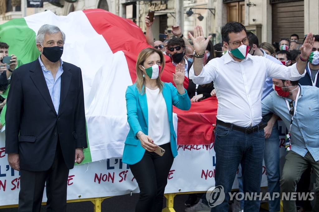 지난달 2일(현지시간) 로마에서 열린 반정부 집회 당시의 마테오 살비니 동맹 대표(맨 오른쪽)와 조지아 멜로니 이탈리아형제들 대표(가운데). [AP=연합뉴스]