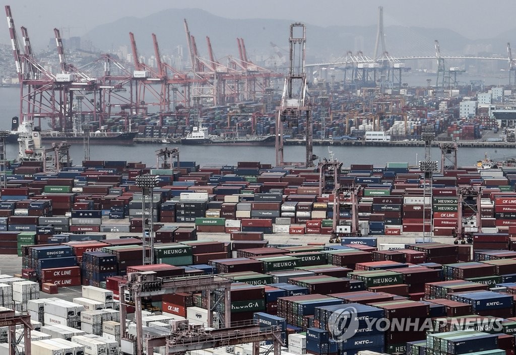 Des conteneurs de fret import-export sont empilés dans le plus grand port maritime de Corée du Sud à Busan, à 450 kilomètres au sud-est de Séoul, le 4 juin 2020.