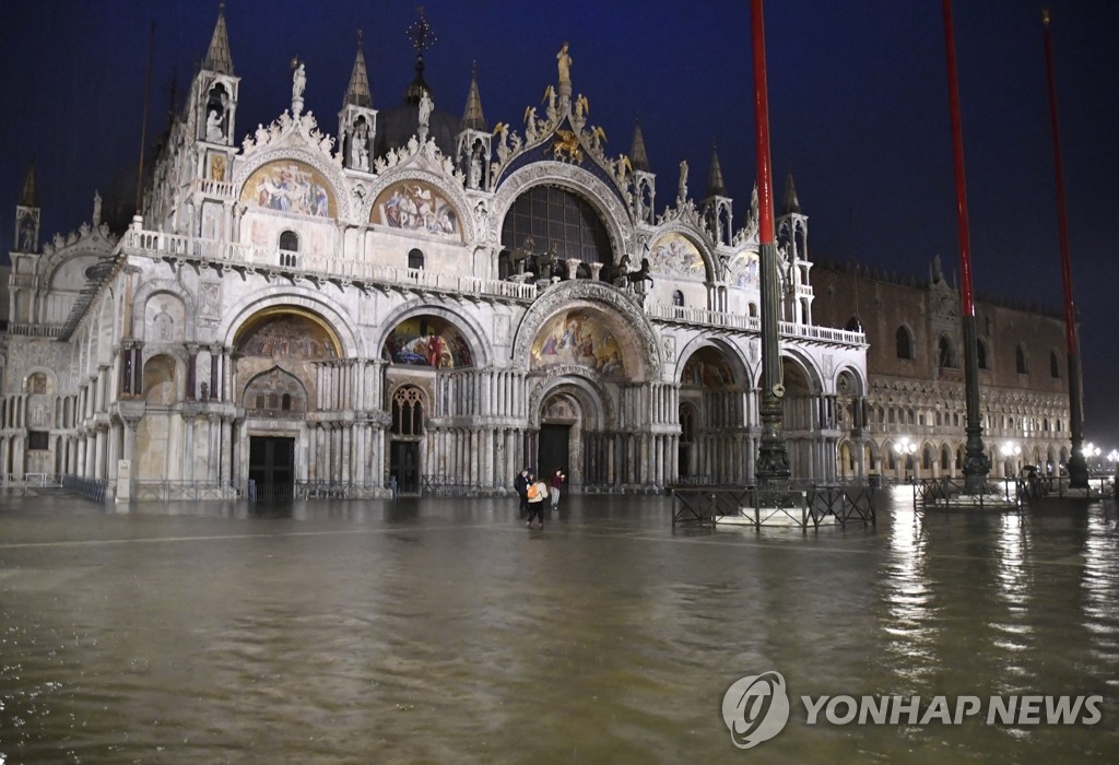 코로나19 봉쇄 이어 물난리 겪는 베네치아