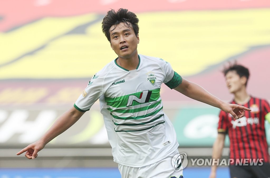 Lee Dong-gook of Jeonbuk Hyundai Motors celebrates his goal against FC Seoul during the teams' K League 1 match at Seoul World Cup Stadium in Seoul on June 6, 2020. (Yonhap)