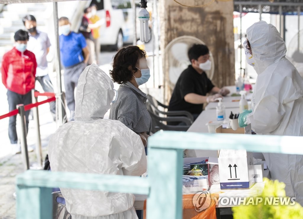 Health workers conduct coronavirus tests on citizens at a makeshift test site in front of a church tied to Korean-Chinese people in Seoul's southwestern ward of Guro on June 9, 2020. (Yonhap)