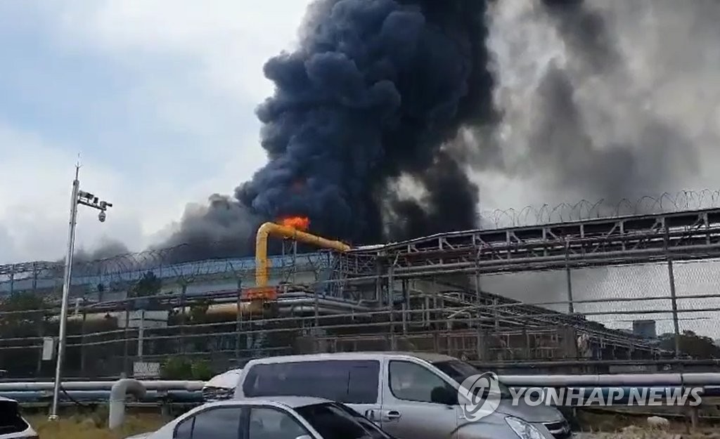 Smoke billows as a fire occurs at a steel mill of South Korea's top steelmaker POSCO located in Pohang, 370 kilometers southeast of Seoul, in this photo provided by a reader on June 13, 2020. (PHOTO NOT FOR SALE) (Yonhap)