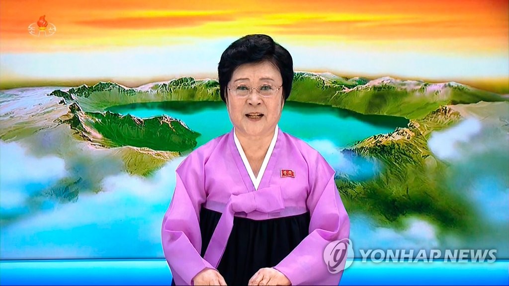 La célèbre présentatrice de la Télévision centrale nord-coréenne (KCTV), Ri Chun-hee, lit une déclaration selon laquelle la Corée du Nord a suspendu les «plans d'action militaire» contre la Corée du Sud lors d'une réunion de la Commission militaire centrale (CMC) présidée par le dirigeant Kim Jong-un la veille, le 24 juin 2020. (Capture d'image de la KCTV. Utilisation en Corée du Sud uniquement et redistribution interdite)