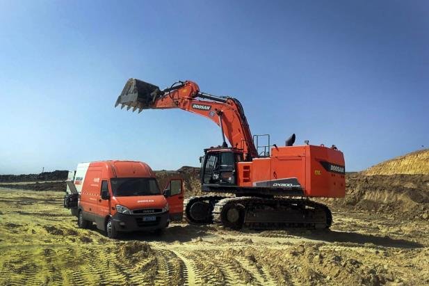 This photo, provided by Doosan Infracore Co., a construction equipment arm of South Korea's Doosan Group, shows the company's excavator. (PHOTO NOT FOR SALE) (Yonhap)