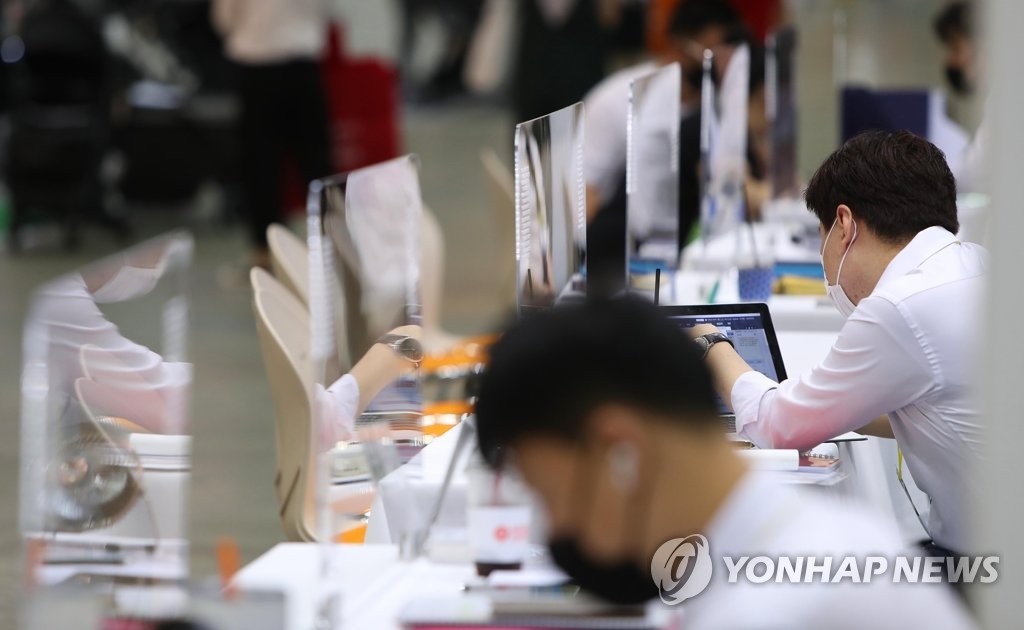 This photo, taken June 25, 2020, shows transparent plastic dividers established at booths for a babies and kids fair event in the southeastern city of Daegu to stem the spread of the new coronavirus. (Yonhap)