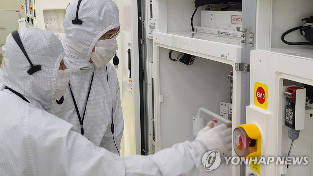 This photo provided by Samsung Electronics Co. on June 30, 2020, shows Samsung Electronics Vice Chairman Lee Jae-yong (R) checking production facilities of local chip equipment manufacturer SEMES in Cheonan, some 90 kilometers south of Seoul. (PHOTO NOT FOR SALE) (Yonhap)