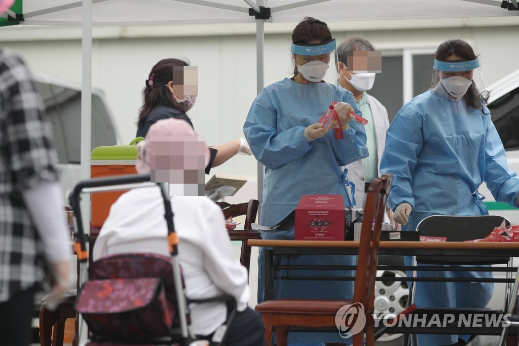 Visitors wait for coronavirus tests at a church in Gwangju, 330 kilometers southwest of Seoul, on July 4, 2020. (Yonhap)