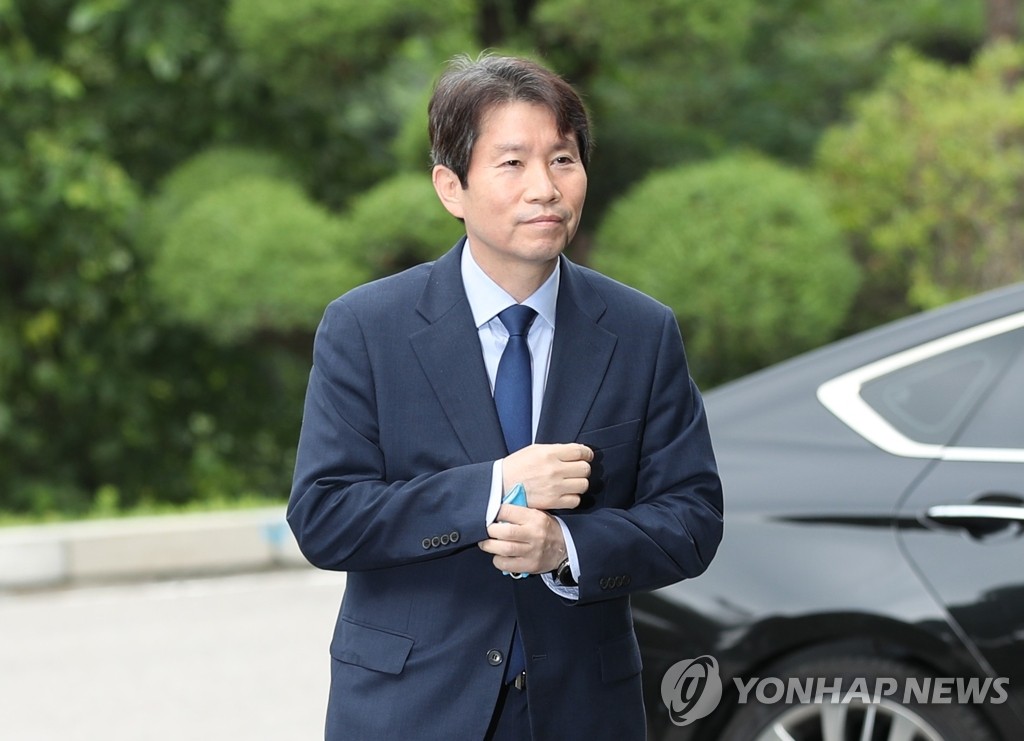 Unification Minister nominee Lee In-young, a lawmaker of the ruling Democratic Party, arrives at the Office of Inter-Korean Dialogue in Seoul on July 6, 2020, to prepare for his parliamentary confirmation. (Yonhap)