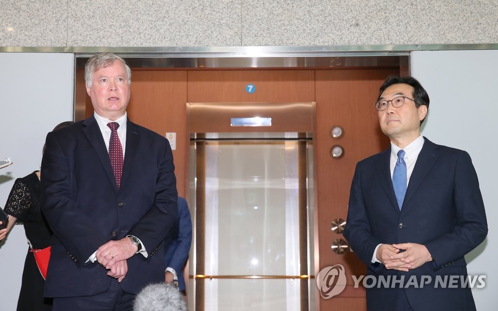 (LEAD) Top nuclear envoys of S. Korea, U.S. hold phone talks on stalled N.K. dialogue