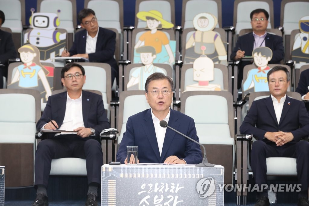 President Moon Jae-in talks with officials in the materials, parts and equipments sectors during his visit to SK hynix in Icheon, 50 kilometers southeast of Seoul, on July 9, 2020. (Yonhap)