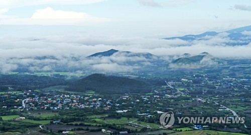 제주, 구름 많고 곳에 따라 소나기…무더위 이어져