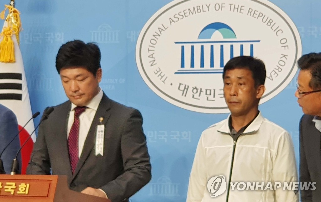 United Future Party Rep. Lee Yong (L) prepares to speak at a press conference at the National Assembly in Seoul on July 10, 2020, calling for the enactment of a new law to protect athletes against abuse and misconduct. (Yonhap)