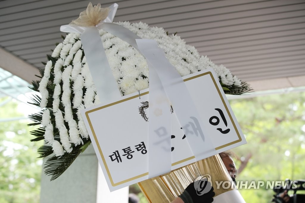 (2nd LD) Moon 'shocked' by Seoul mayor's death, sends condolence flowers