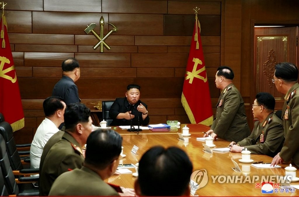 拡大会議を指導する金委員長＝（朝鮮中央通信＝聯合ニュース）≪転載・転用禁止≫