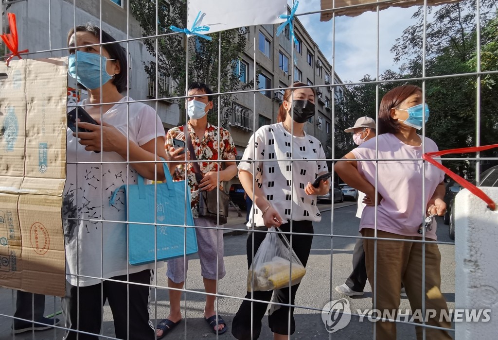 식료품 배달 기다리는 중국 코로나19 봉쇄지역 주민들