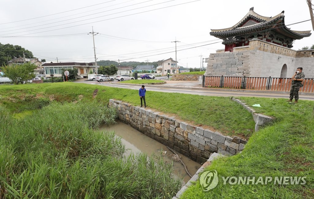 This photo shows a drainage ditch on the island of Gwanghwa, about 60 kilometers west of Seoul, where a North Korean defector's bag is supposed to have been found. He likely swam across the border and returned to the North on July 19, South Korean military officials said. (Yonhap) 
