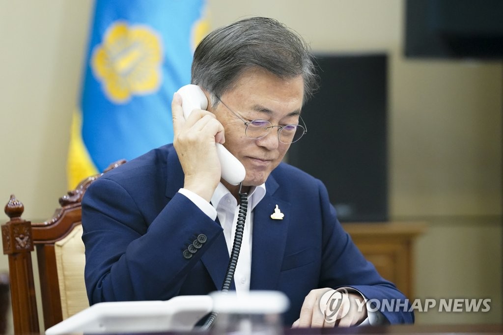 South Korean President Moon Jae-in holds phone talks with New Zealand Prime Minister Jacinda Ardern on July 28, 2020, in this photo provided by Cheong Wa Dae. (PHOTO NOT FOR SALE) (Yonhap)