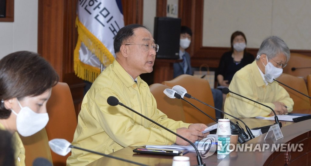 Finance Minister Hong Nam-ki speaks at a meeting with economy-related ministers on July 30, 2020 in Seoul. (Yonhap) 