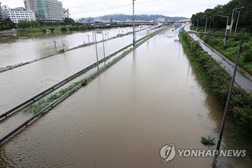 通勤時間帯の交通機関が大混雑 雨による主要道の通行規制で ソウル 聯合ニュース