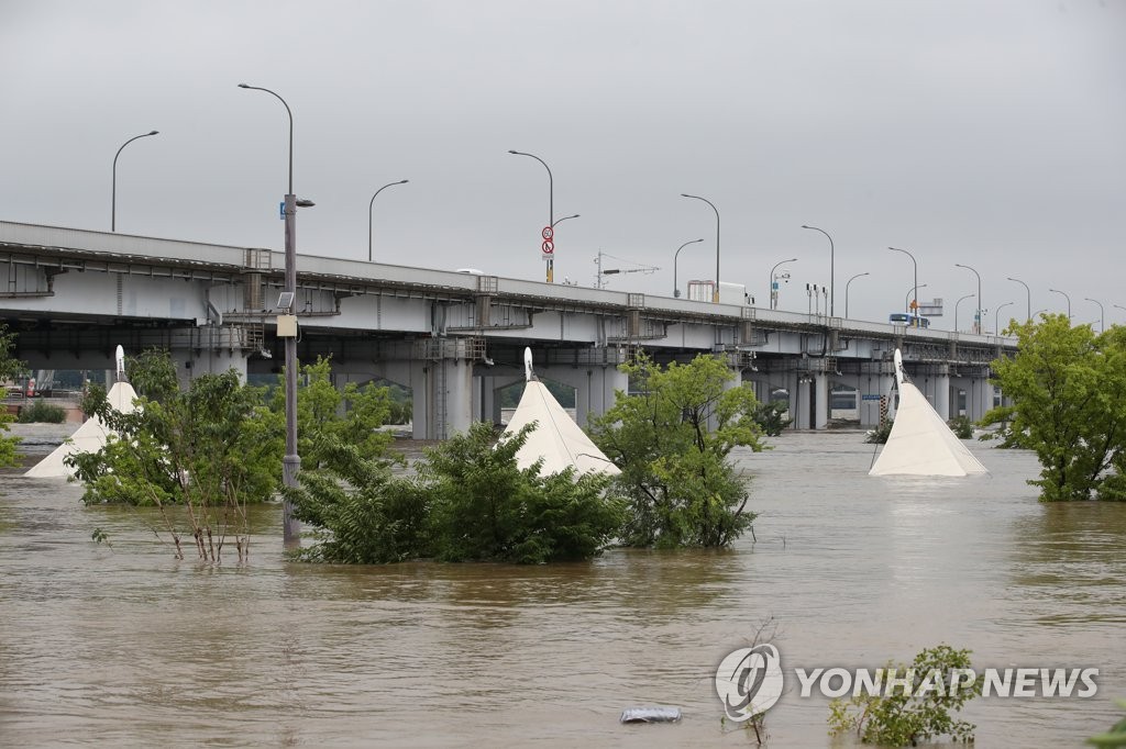 Banpo Park along the Han River in Seoul is inundated on Aug. 6, 2020, as the river is swollen amid heavy rain. (Yonhap)