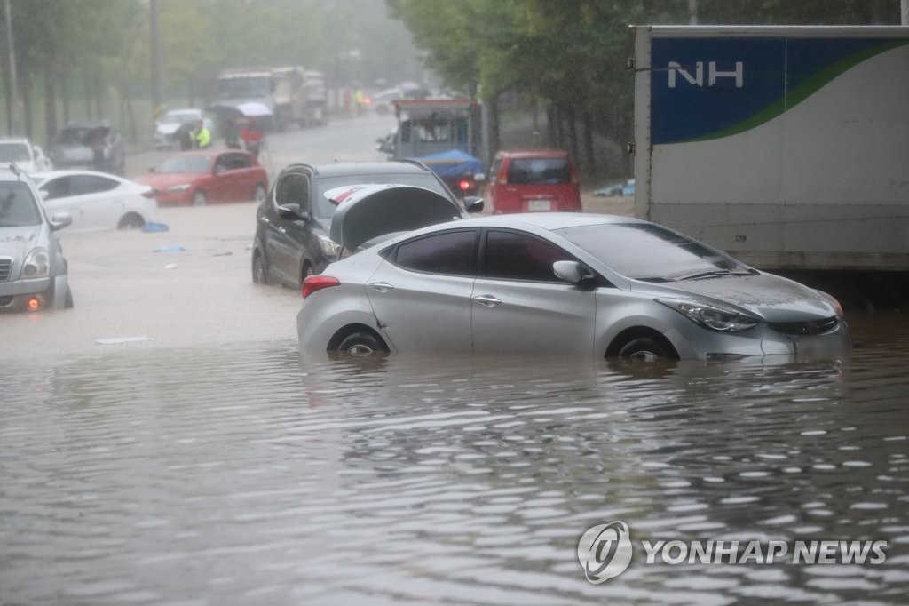 폭우로 차량 침수