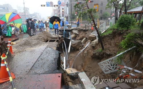 서울 곳곳 나무 쓰러지고 도로 침하…비바람에 사고 잇따라