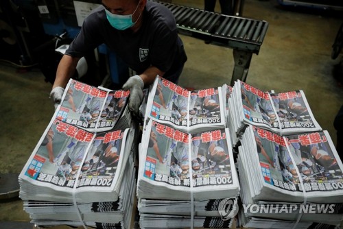 홍콩 반중매체, 사주체포되자 1면에 "계속 싸워야"…완판 행렬