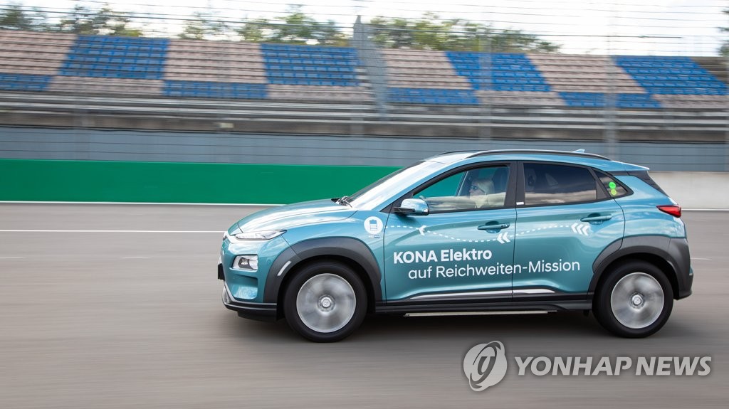 Hyundai Motor Co. evaluates the driving range of the Kona Electric in a test run in Germany, in this file photo provided by the Korean automaker on Aug. 14, 2020. (PHOTO NOT FOR SALE) (Yonhap)