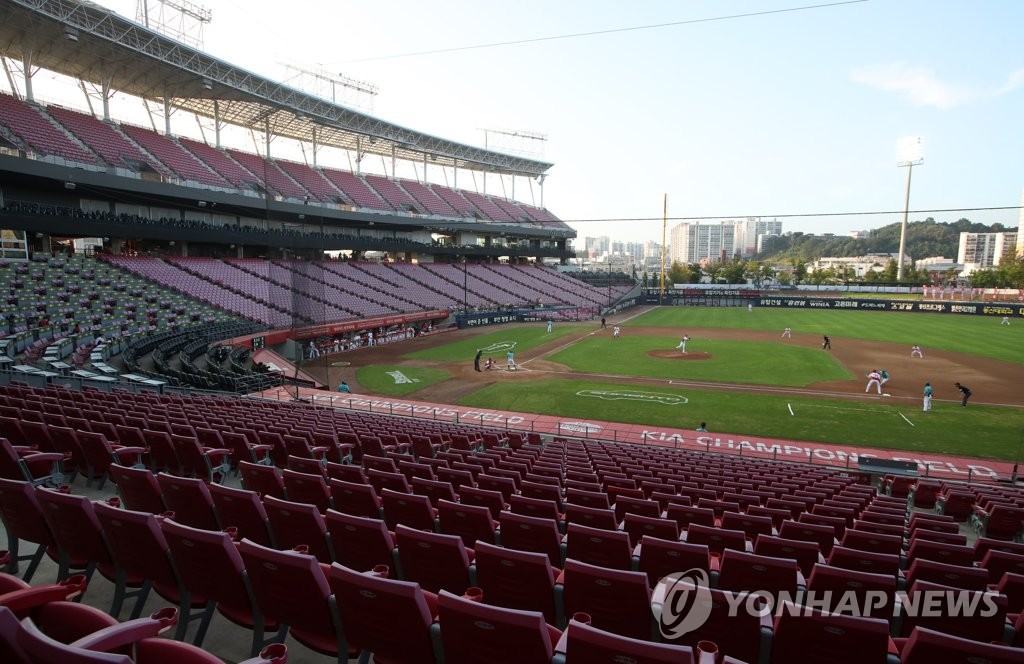 The NC Dinos and Kia Tigers, professional baseball teams, hold a game without fans in the southwestern city of Gwangju on Aug. 20, 2020, amid a flare-up in new coronavirus cases. (Yonhap)