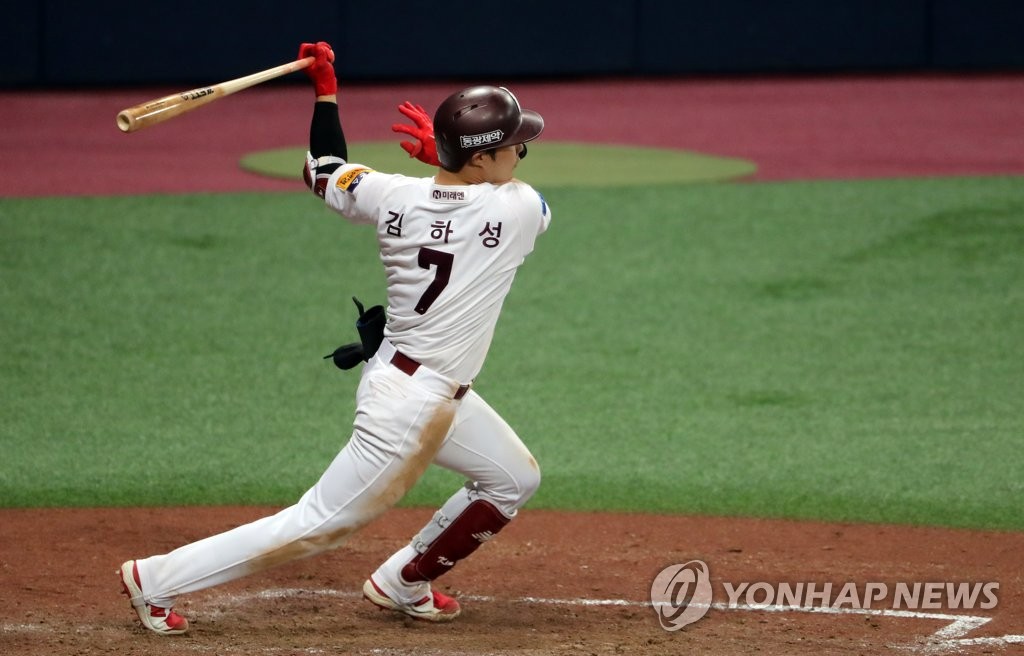 In this file photo from Aug. 20, 2020, Kim Ha-seong of the Kiwoom Heroes hits a two-run single against the LG Twins in the bottom of the eighth inning of a Korea Baseball Organization regular season game at Gocheok Sky Dome in Seoul. (Yonhap)