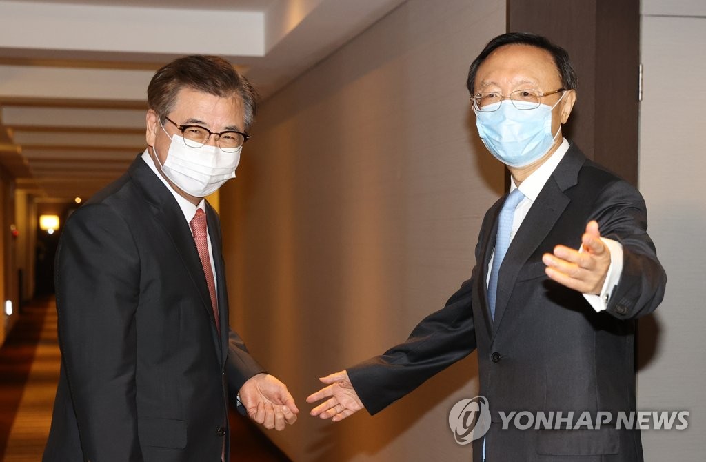 Suh Hoon (L), director of Cheong Wa Dae's national security office, and Yang Jiechi, a member of the Political Bureau of the Communist Party of China's (CPC) Central Committee, head to a luncheon venue after talks at the Westin Chosun Busan hotel in the southern port city of Busan on Aug. 22, 2020. (Yonhap)