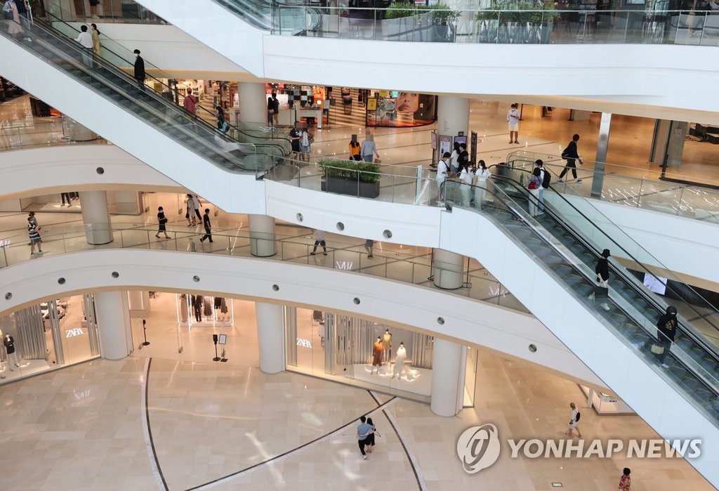 A shopping mall in Seoul is relatively empty on Aug. 23, 2020. (Yonhap)
