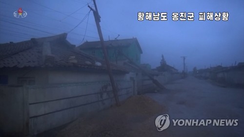 북한 "황해도 전봇대 넘어지고 주택 지붕 날아가"