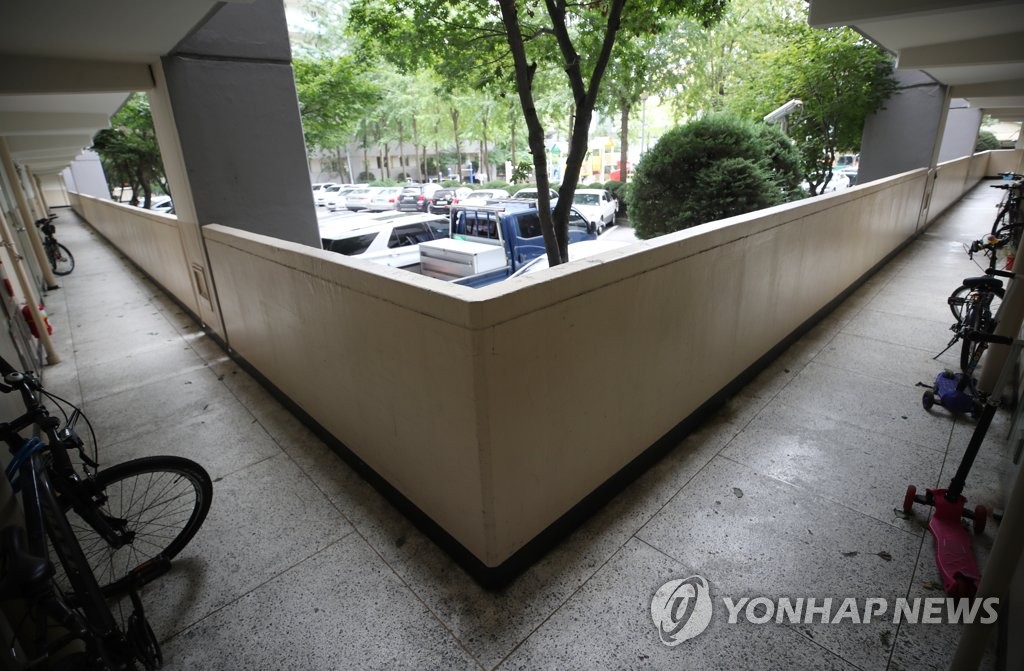 A corridor at an apartment building in the southwestern Seoul ward of Guro where new coronavirus cases were reported is empty on Aug. 27, 2020. (Yonhap)