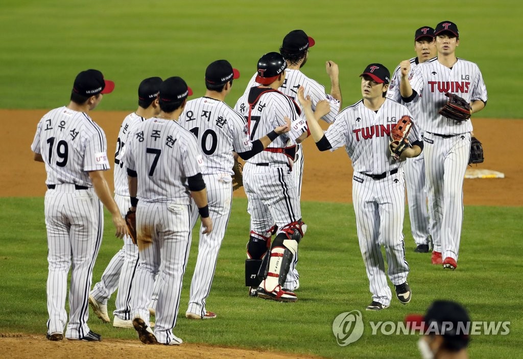 In this file photo from Aug. 27, 2020, LG Twins players celebrate their 2-0 victory over the KT Wiz in a Korea Baseball Organization regular season game at Jamsil Baseball Stadium in Seoul. (Yonhap)