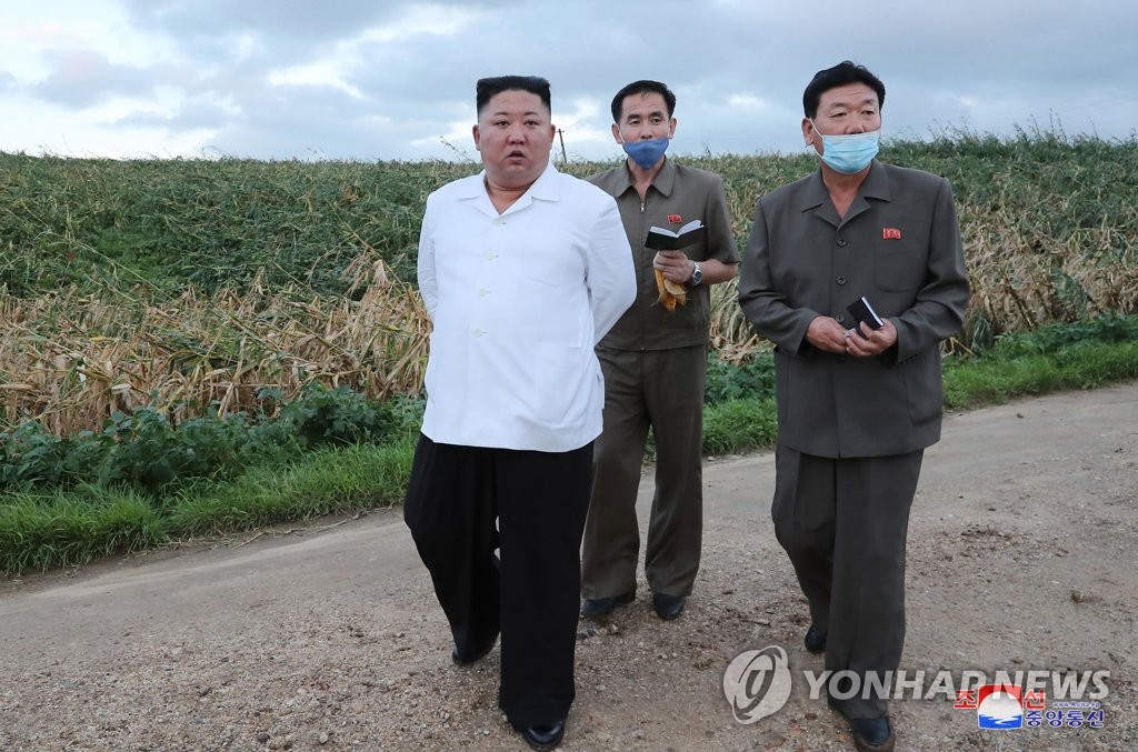 North Korean leader Kim Jong-un inspects typhoon-stricken areas of South Hwanghae Province, in this photo disclosed by the Korean Central News Agency on Aug. 28, 2020. (For Use Only in the Republic of Korea. No Redistribution) (Yonhap)