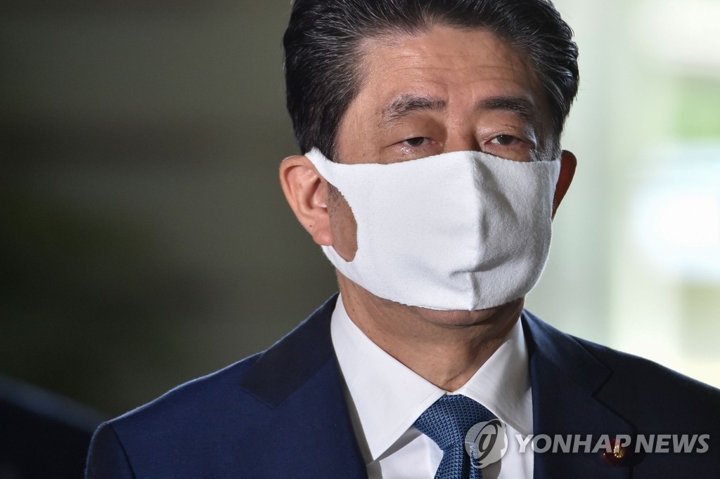마스크 쓰고 관저에 도착하는 아베 일본 총리