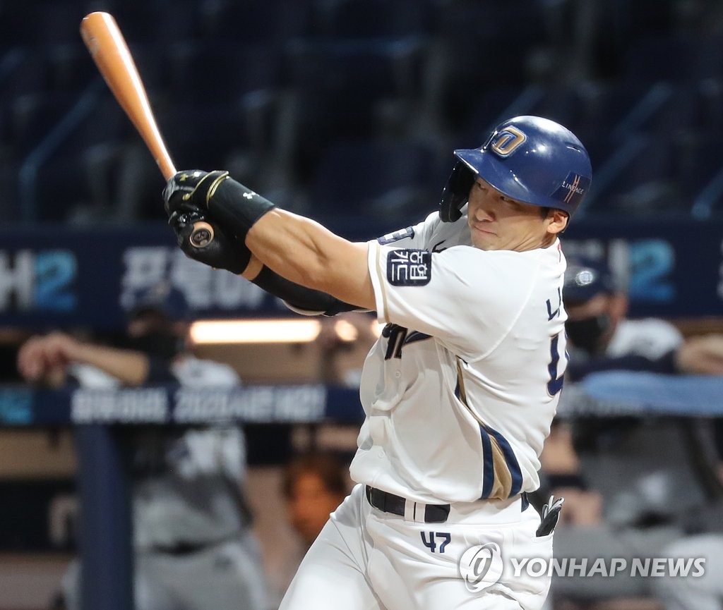 In this file photo from Aug. 28, 2020, Na Sung-bum of the NC Dinos hits a single against the Doosan Bears in a Korea Baseball Organization regular season game at Changwon NC Park in Changwon, 400 kilometers southeast of Seoul. (Yonhap)