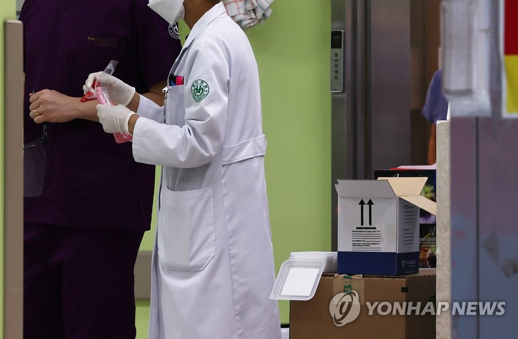 (News Focus) S. Korea on tightrope in virus fight amid slightly flattened curve